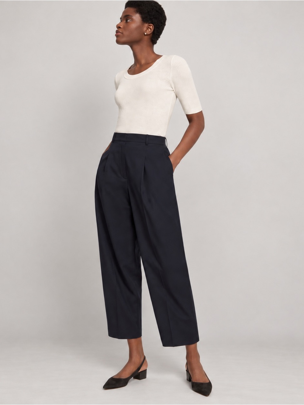Theory Carrot Cropped Virgin Wool Pleated Trousers Navy Size 6